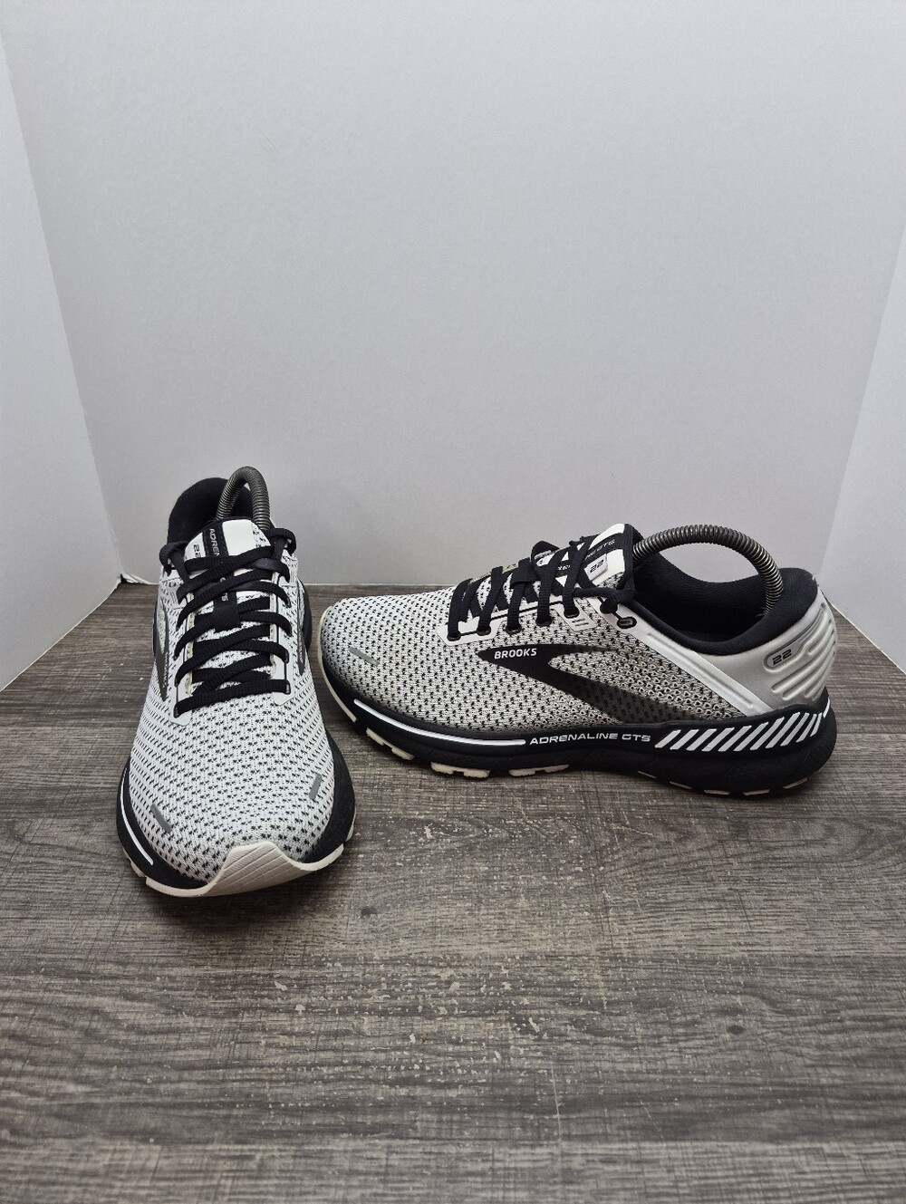 Brooks Adrenaline GTS 22 Women’s Size 9.5 Running Shoes Sneakers